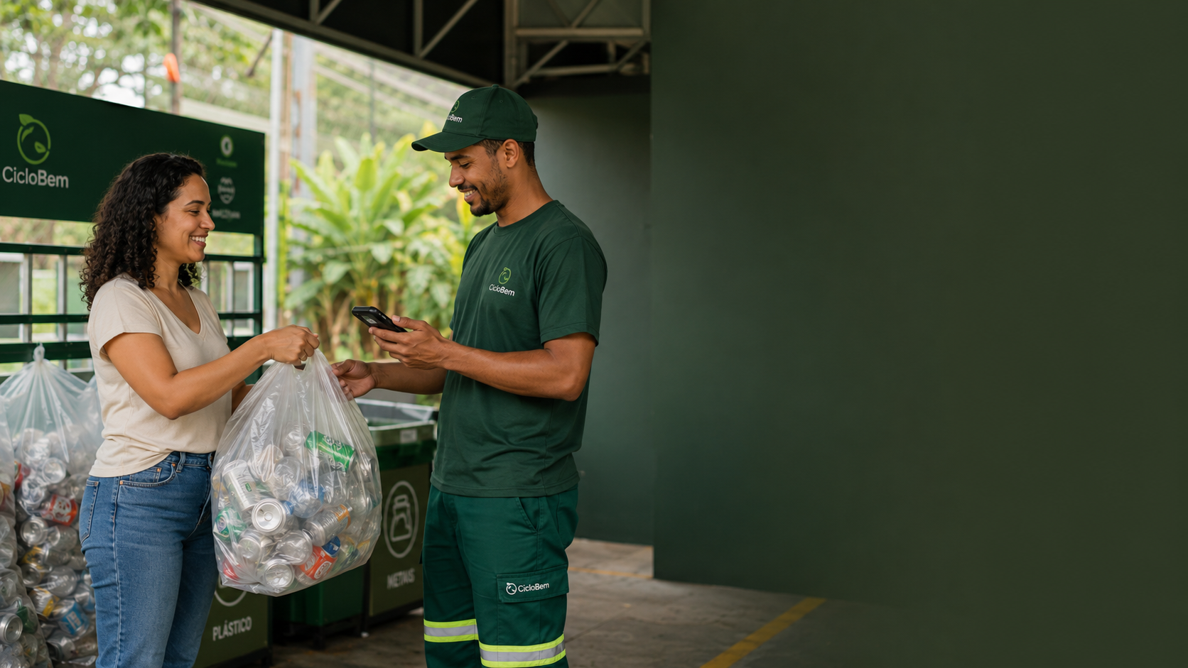 Cidadã entregando recicláveis para operador CicloBem em ponto de coleta